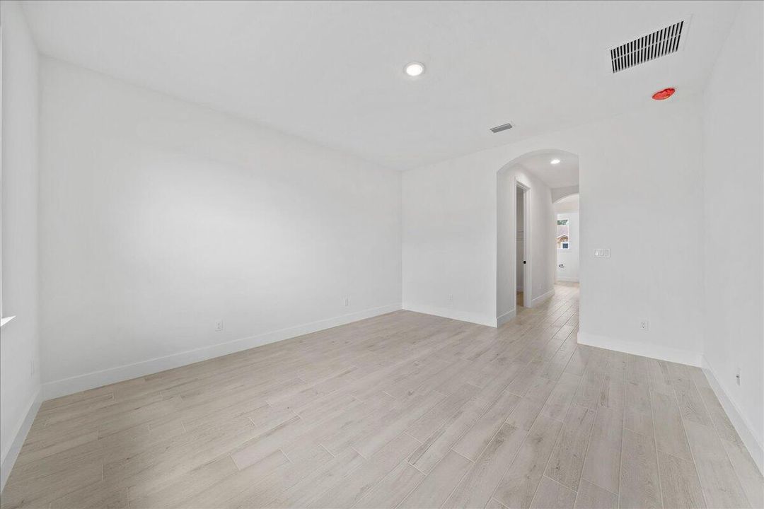 En Venta: $464,900 (4 camas, 2 baños, 2061 Pies cuadrados)