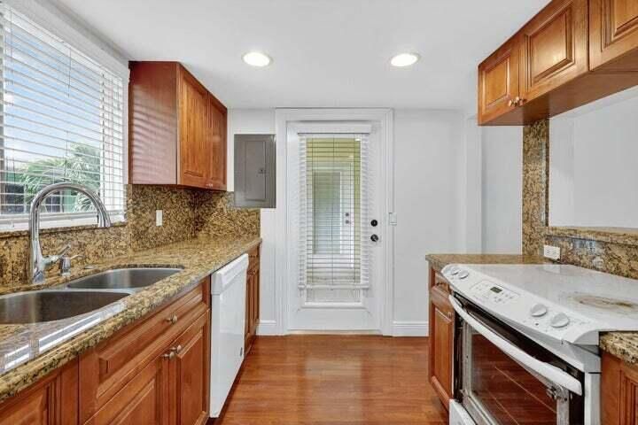 For Rent: $2,950 (2 beds, 1 baths, 900 Square Feet)