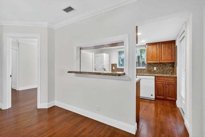 For Rent: $2,950 (2 beds, 1 baths, 900 Square Feet)