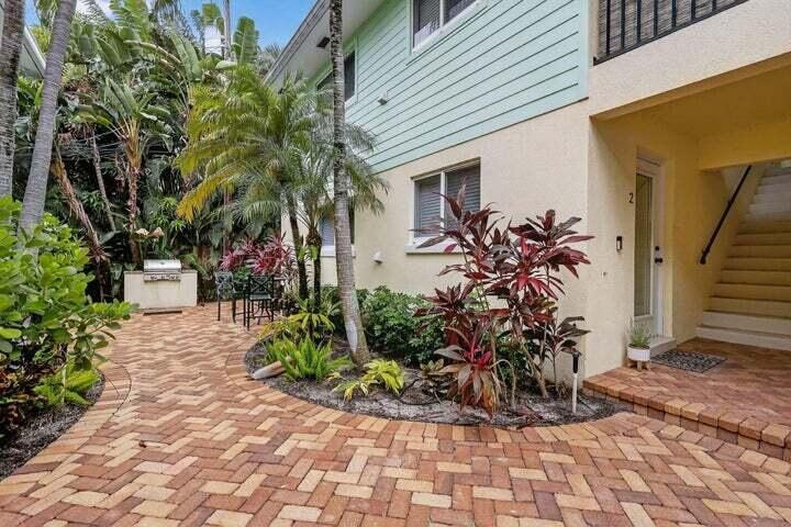 For Rent: $2,950 (2 beds, 1 baths, 900 Square Feet)