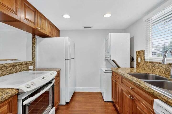 For Rent: $2,950 (2 beds, 1 baths, 900 Square Feet)