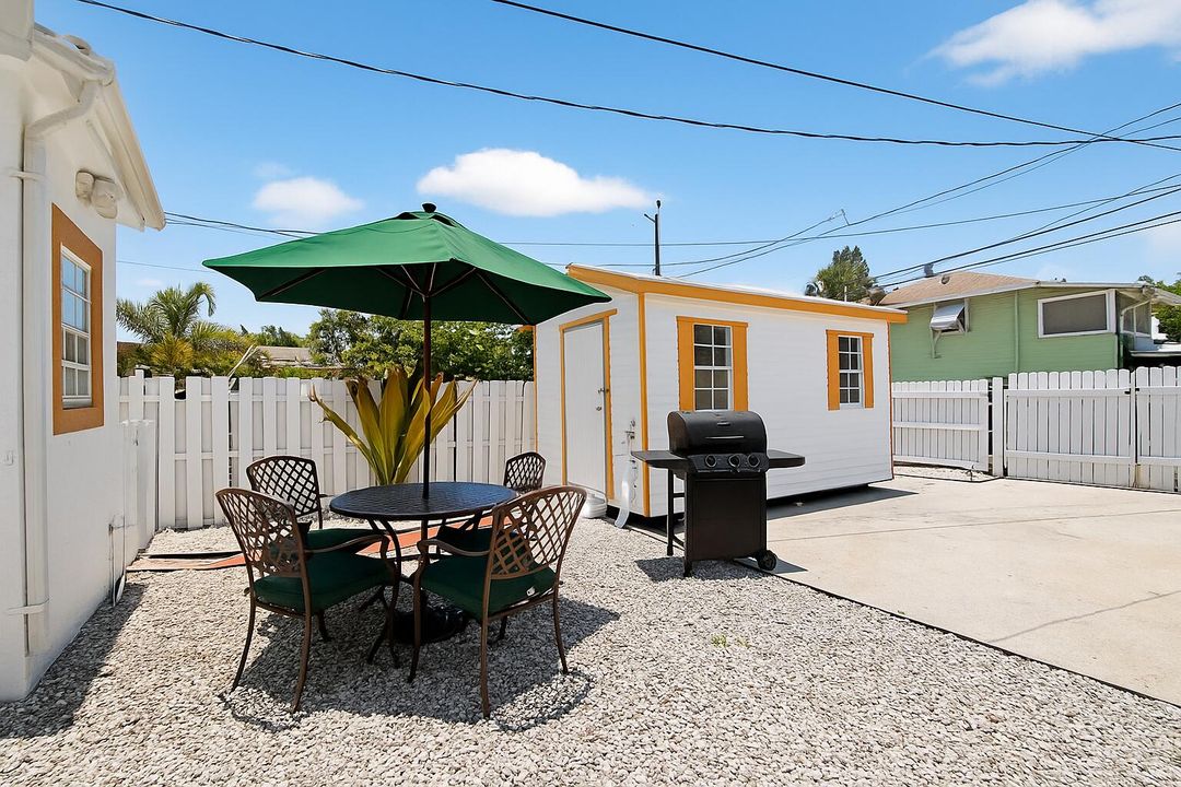 For Sale: $345,000 (2 beds, 1 baths, 1106 Square Feet)