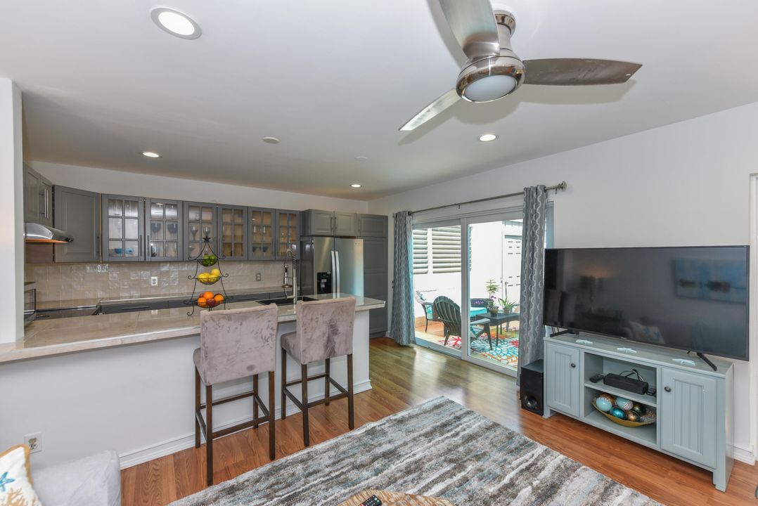 На продажу: $329,000 (1 спален, 1 ванн, 740 Квадратных фут)