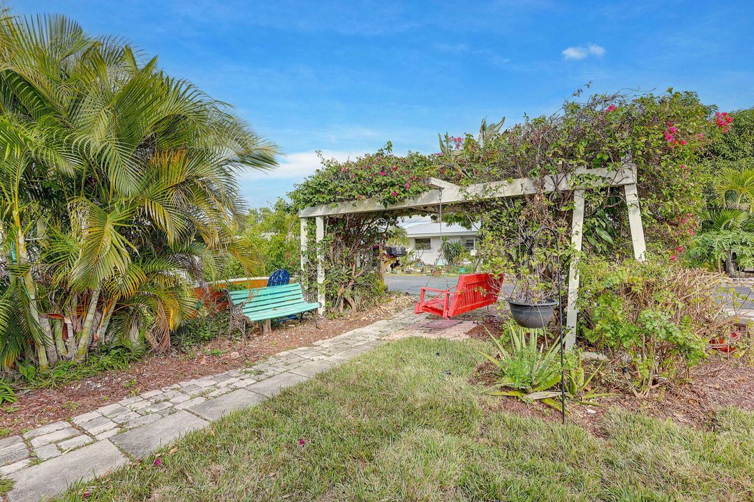 Active With Contract: $275,000 (2 beds, 1 baths, 1073 Square Feet)