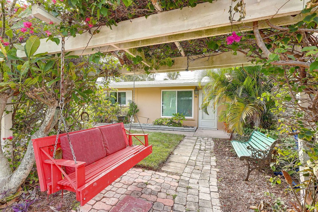 Active With Contract: $275,000 (2 beds, 1 baths, 1073 Square Feet)