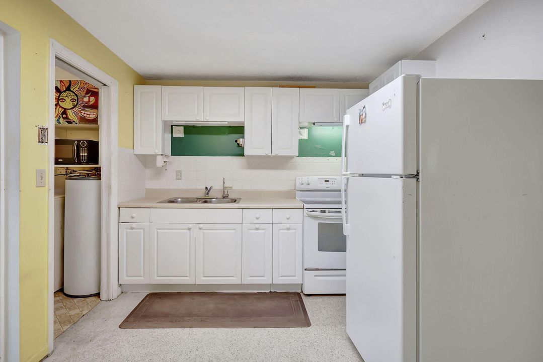 Active With Contract: $275,000 (2 beds, 1 baths, 1073 Square Feet)