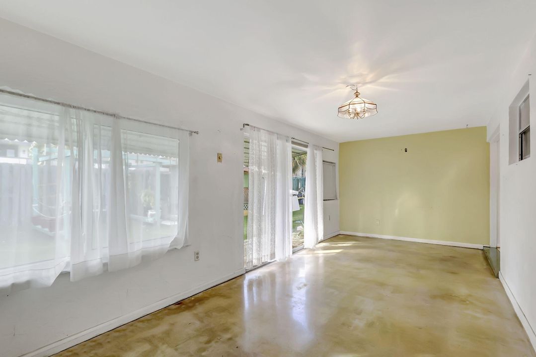 Active With Contract: $275,000 (2 beds, 1 baths, 1073 Square Feet)