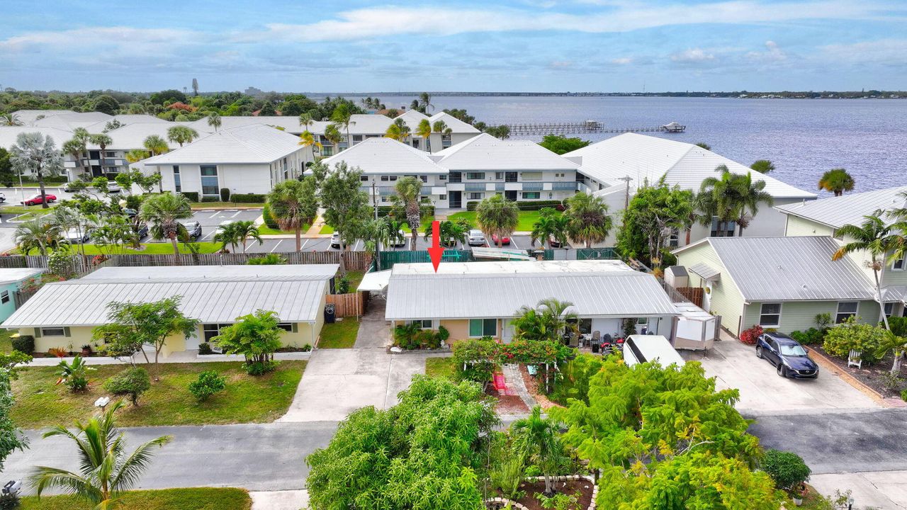 Active With Contract: $275,000 (2 beds, 1 baths, 1073 Square Feet)