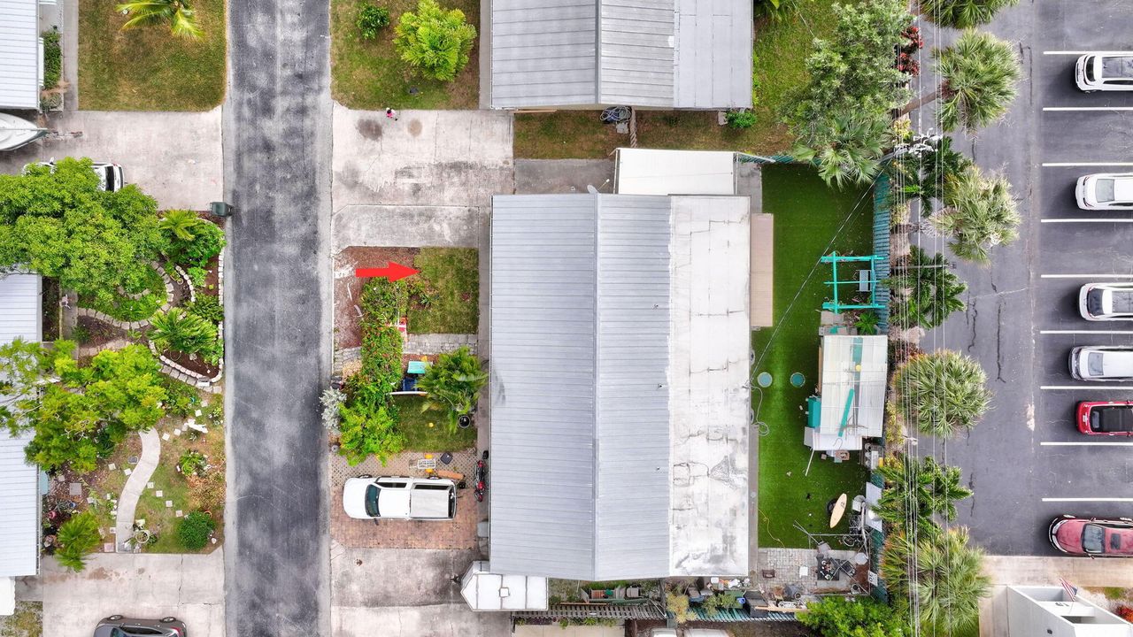 Active With Contract: $275,000 (2 beds, 1 baths, 1073 Square Feet)