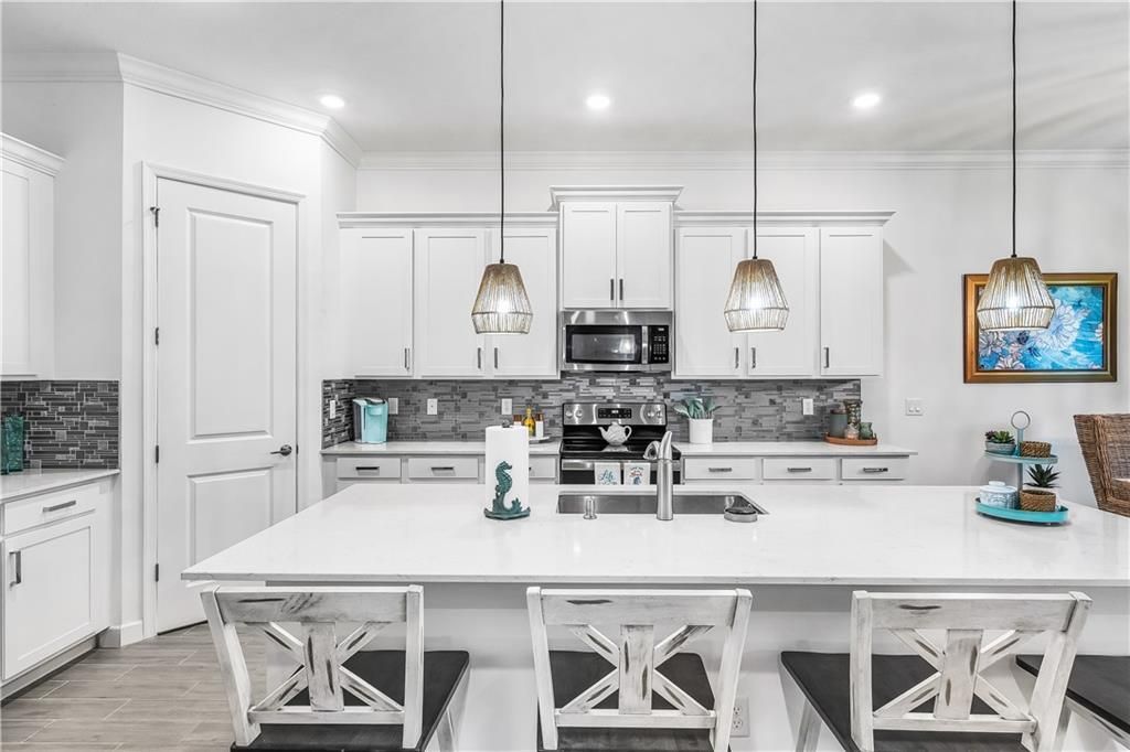 For Sale: $565,000 (3 beds, 2 baths, 2338 Square Feet)