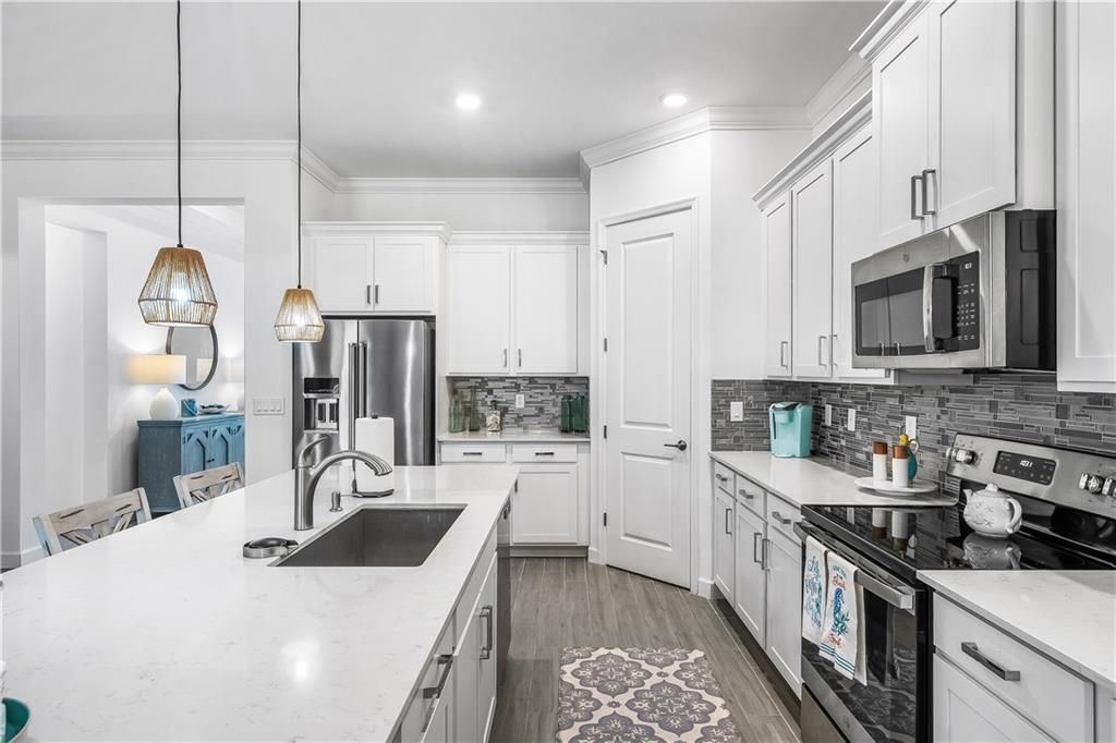 For Sale: $565,000 (3 beds, 2 baths, 2338 Square Feet)