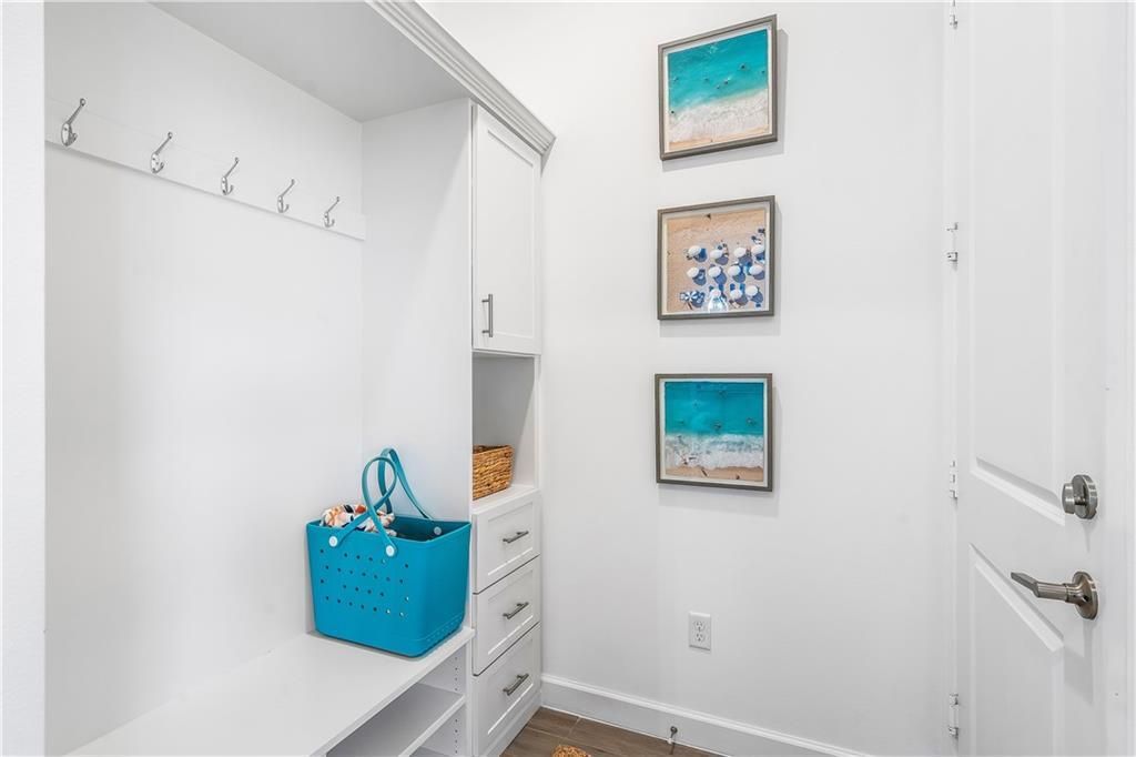 For Sale: $565,000 (3 beds, 2 baths, 2338 Square Feet)