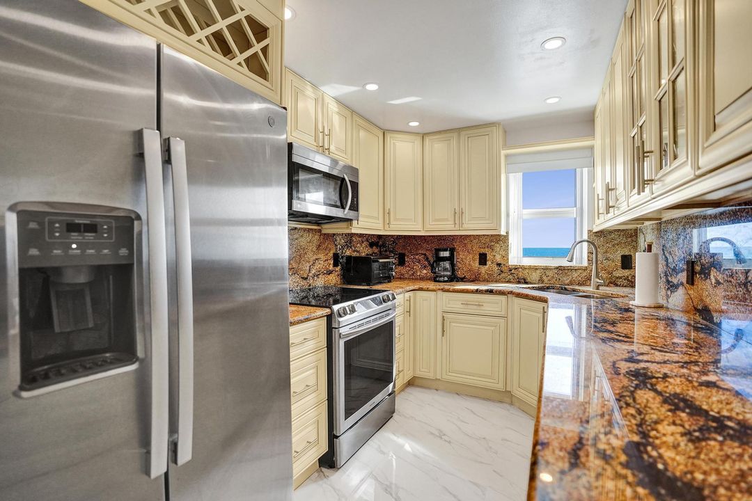 For Sale: $774,900 (2 beds, 2 baths, 1100 Square Feet)