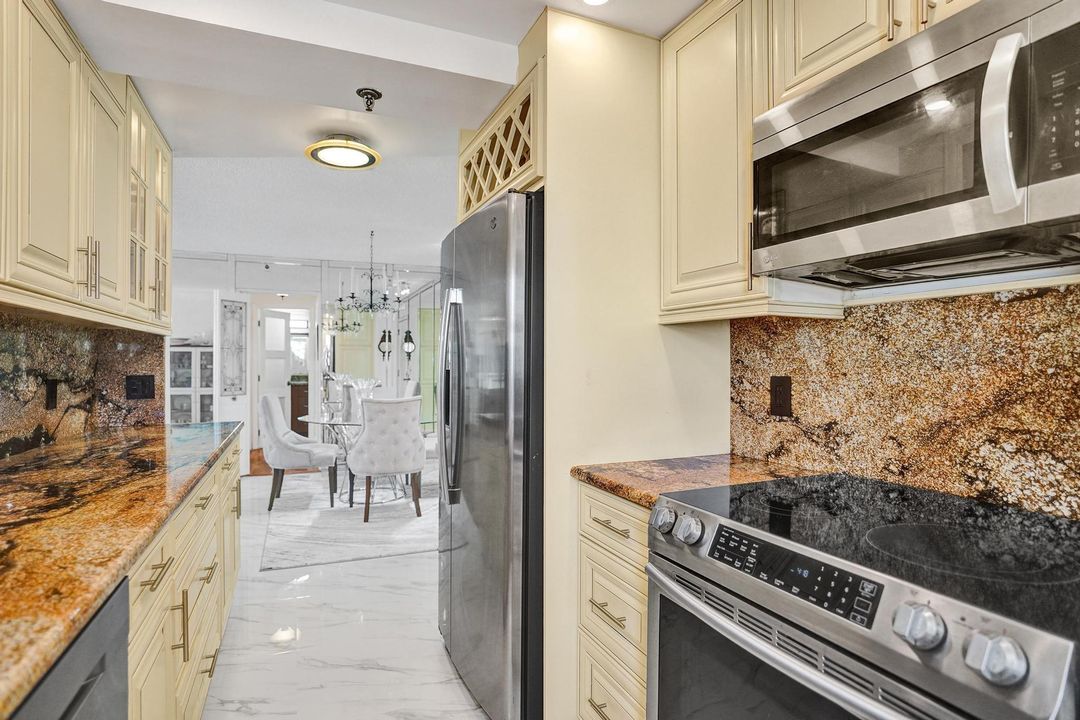 For Sale: $774,900 (2 beds, 2 baths, 1100 Square Feet)