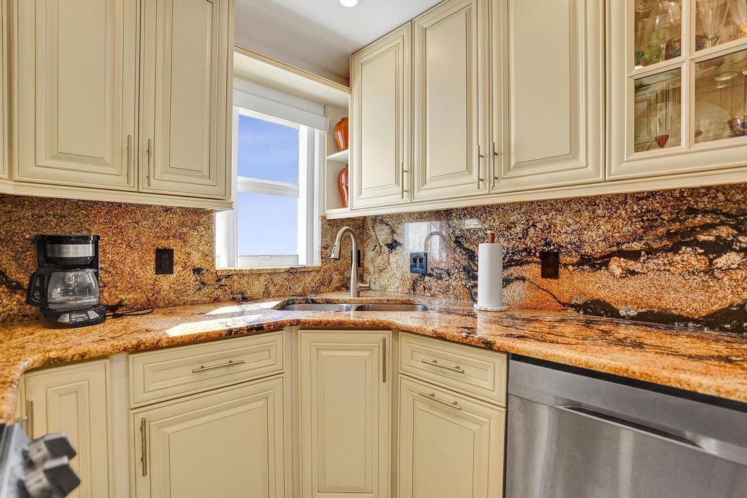 For Sale: $774,900 (2 beds, 2 baths, 1100 Square Feet)