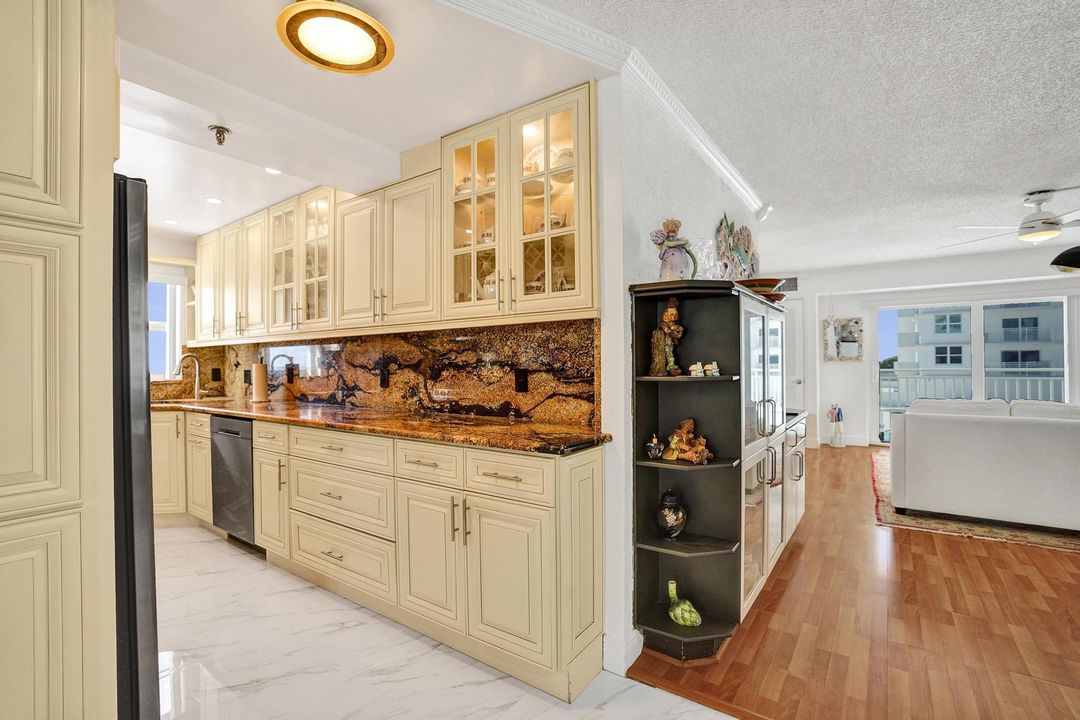 For Sale: $774,900 (2 beds, 2 baths, 1100 Square Feet)