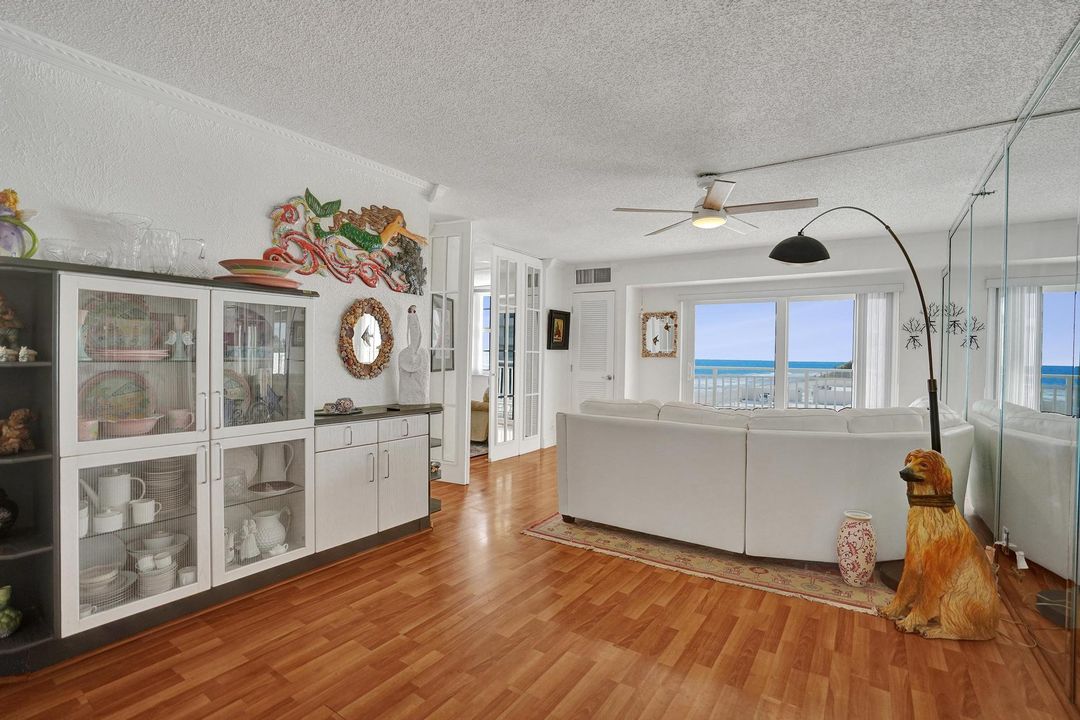 For Sale: $774,900 (2 beds, 2 baths, 1100 Square Feet)