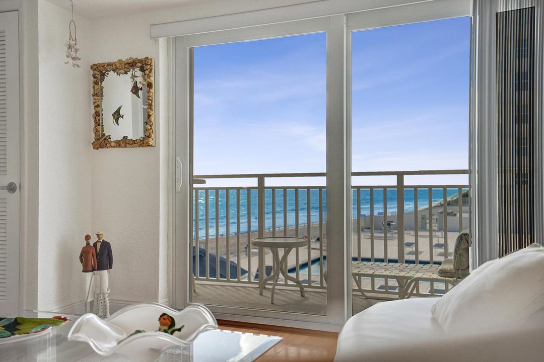 For Sale: $774,900 (2 beds, 2 baths, 1100 Square Feet)