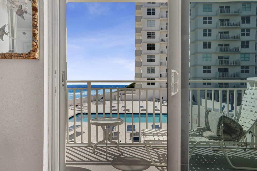 For Sale: $774,900 (2 beds, 2 baths, 1100 Square Feet)