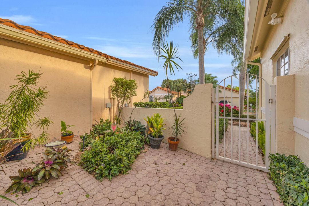 Active With Contract: $569,000 (3 beds, 2 baths, 2035 Square Feet)