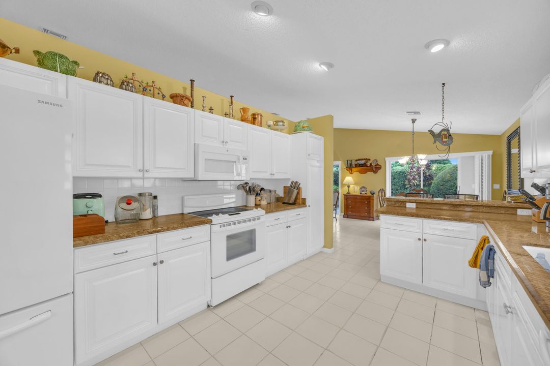 Active With Contract: $569,000 (3 beds, 2 baths, 2035 Square Feet)