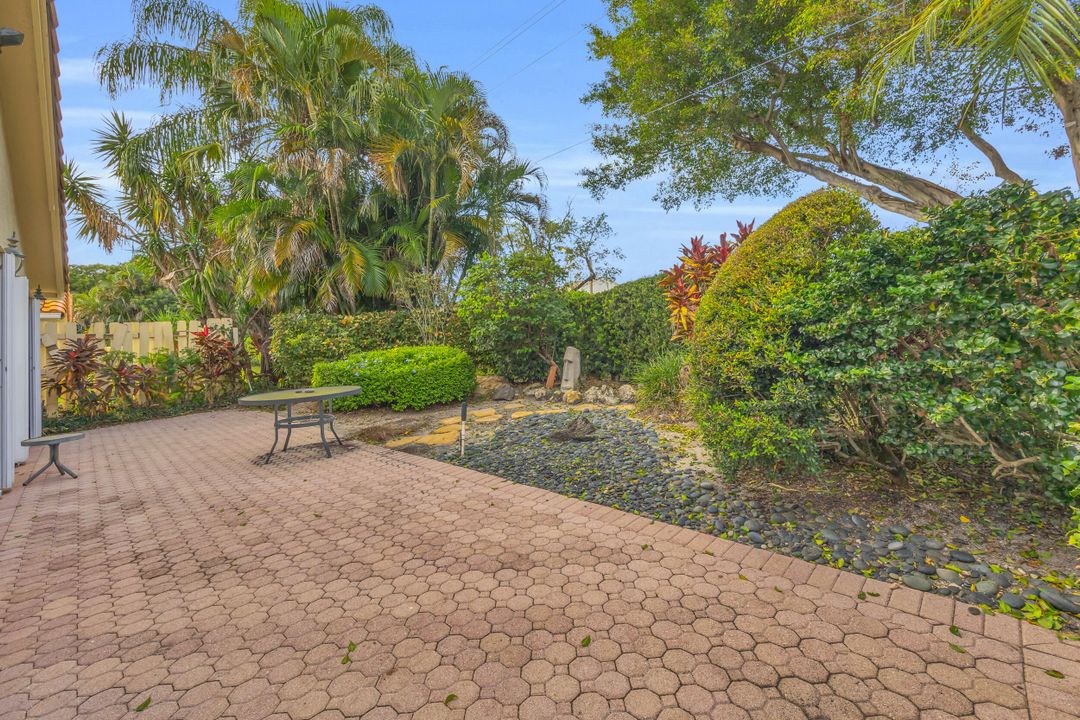 Active With Contract: $569,000 (3 beds, 2 baths, 2035 Square Feet)