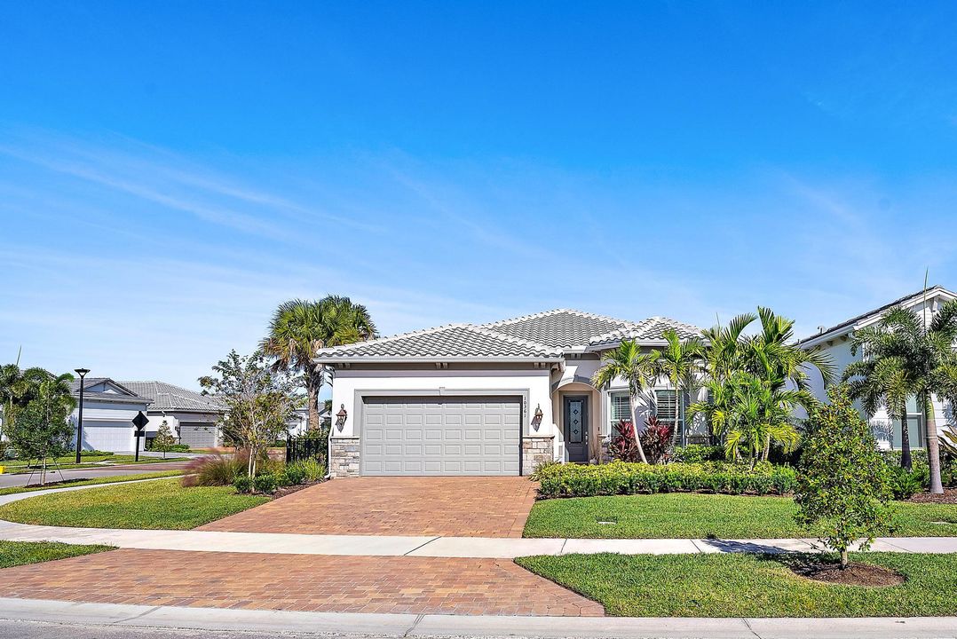 For Sale: $875,000 (3 beds, 2 baths, 2298 Square Feet)