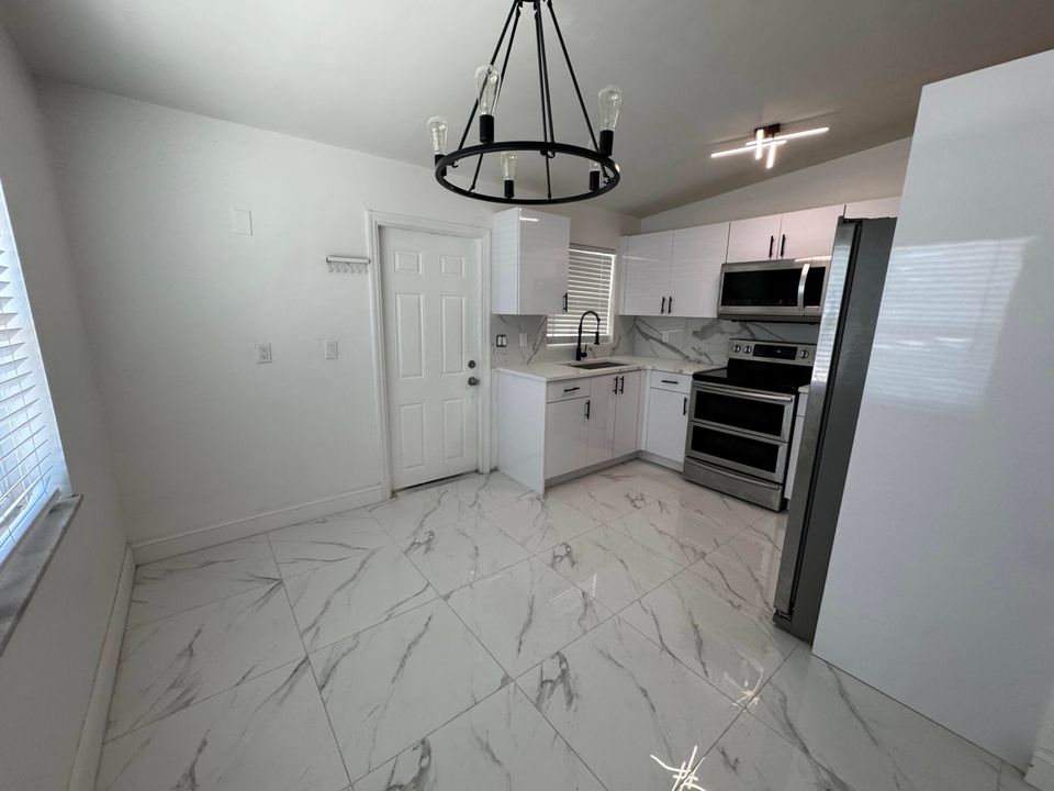 For Rent: $2,550 (2 beds, 1 baths, 2127 Square Feet)