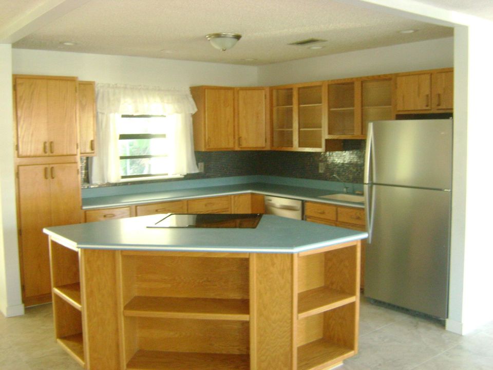 For Rent: $3,200 (3 beds, 2 baths, 1606 Square Feet)