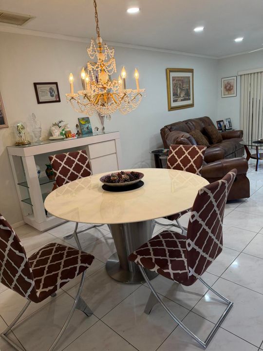 合同活跃: $3,300 (2 贝兹, 2 浴室, 1332 平方英尺)