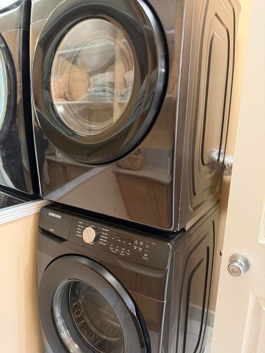 合同活跃: $3,300 (2 贝兹, 2 浴室, 1332 平方英尺)