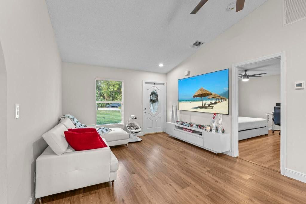 В аренду: $3,995 (3 спален, 2 ванн, 1266 Квадратных фут)