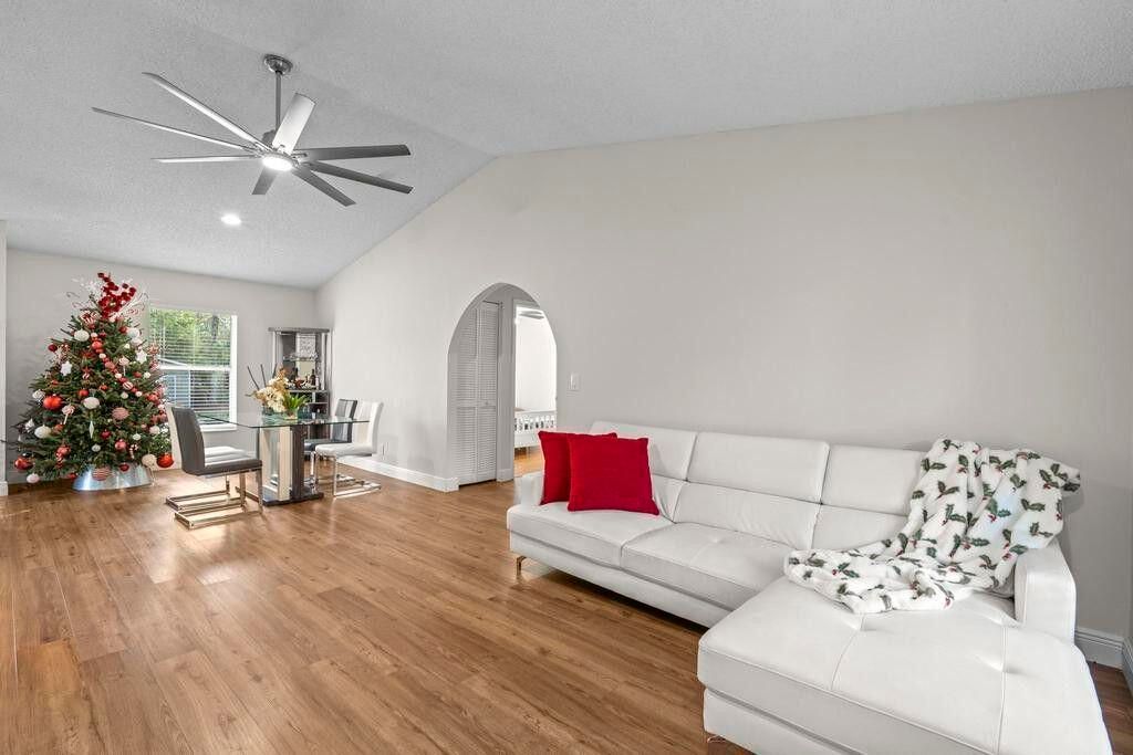 В аренду: $3,995 (3 спален, 2 ванн, 1266 Квадратных фут)