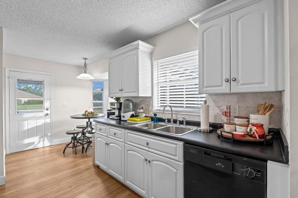 В аренду: $3,995 (3 спален, 2 ванн, 1266 Квадратных фут)