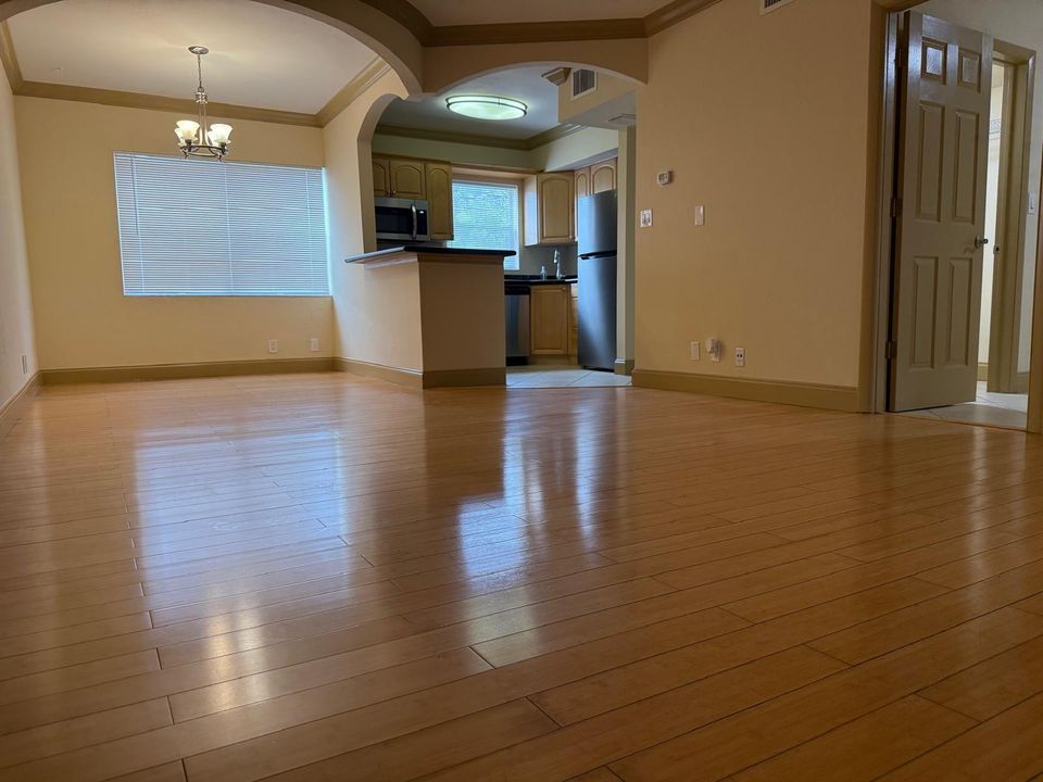 For Sale: $309,900 (2 beds, 2 baths, 790 Square Feet)
