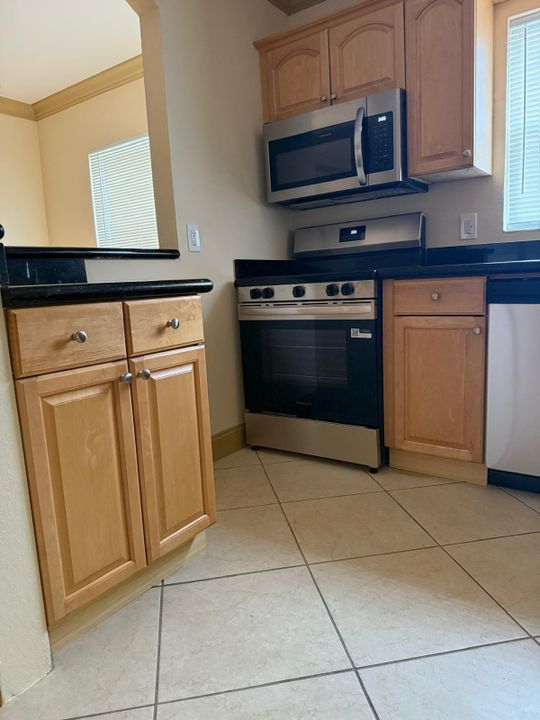 For Sale: $309,900 (2 beds, 2 baths, 790 Square Feet)