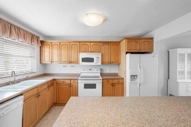 For Sale: $229,000 (2 beds, 2 baths, 963 Square Feet)