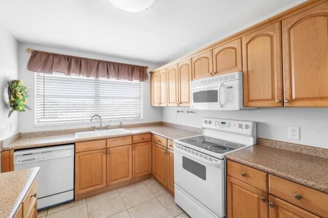 For Sale: $229,000 (2 beds, 2 baths, 963 Square Feet)