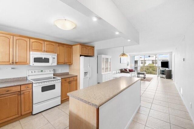 For Sale: $229,000 (2 beds, 2 baths, 963 Square Feet)