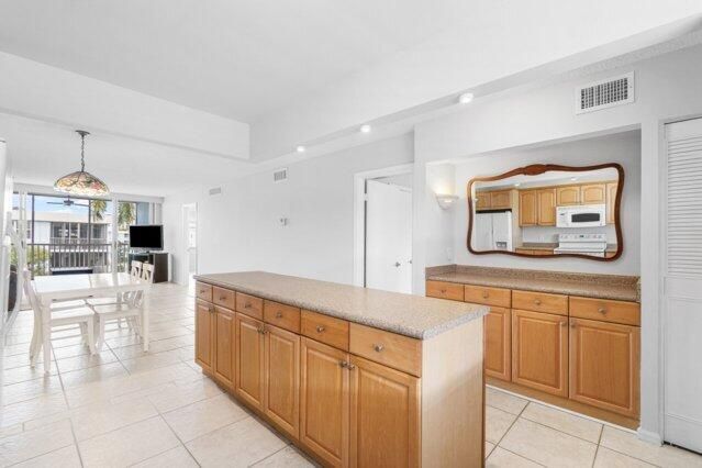 For Sale: $229,000 (2 beds, 2 baths, 963 Square Feet)