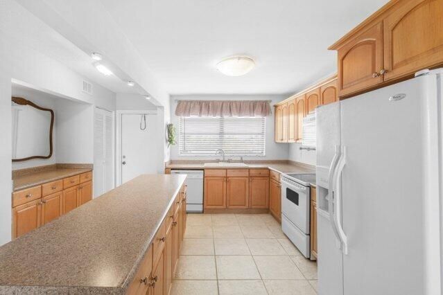 For Sale: $229,000 (2 beds, 2 baths, 963 Square Feet)