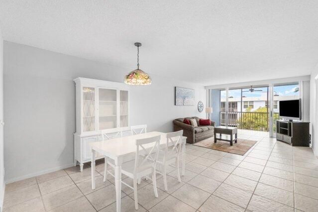 For Sale: $229,000 (2 beds, 2 baths, 963 Square Feet)