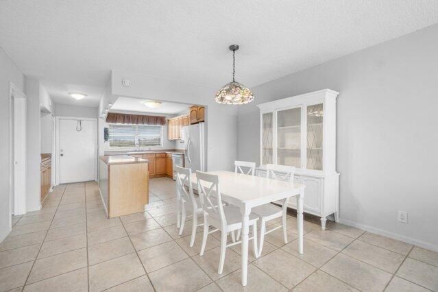 For Sale: $229,000 (2 beds, 2 baths, 963 Square Feet)