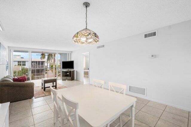 For Sale: $229,000 (2 beds, 2 baths, 963 Square Feet)