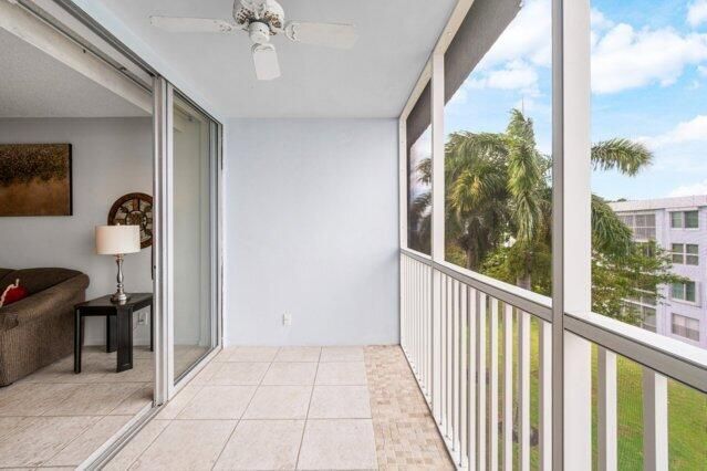 For Sale: $229,000 (2 beds, 2 baths, 963 Square Feet)