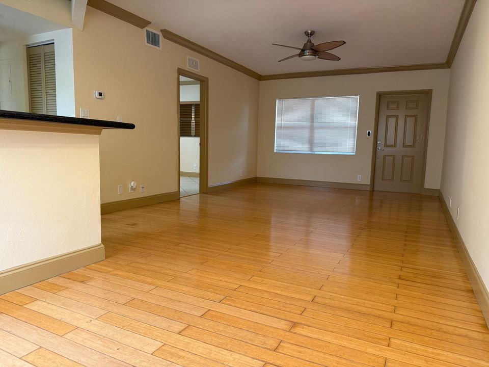 For Sale: $309,900 (2 beds, 2 baths, 790 Square Feet)