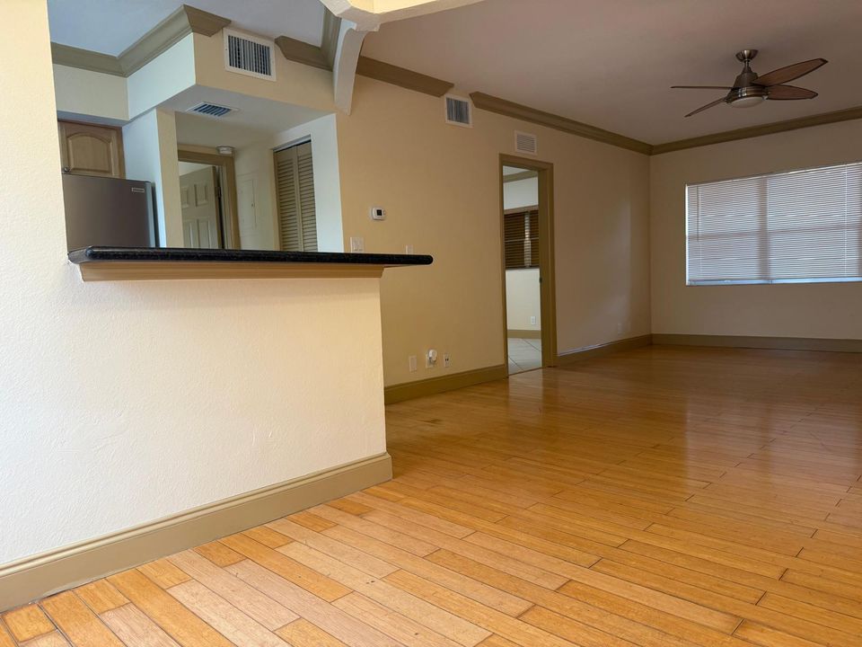 For Sale: $309,900 (2 beds, 2 baths, 790 Square Feet)