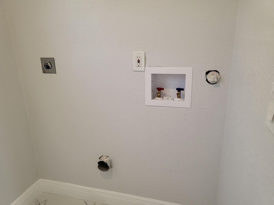 For Sale: $350,000 (3 beds, 2 baths, 1074 Square Feet)