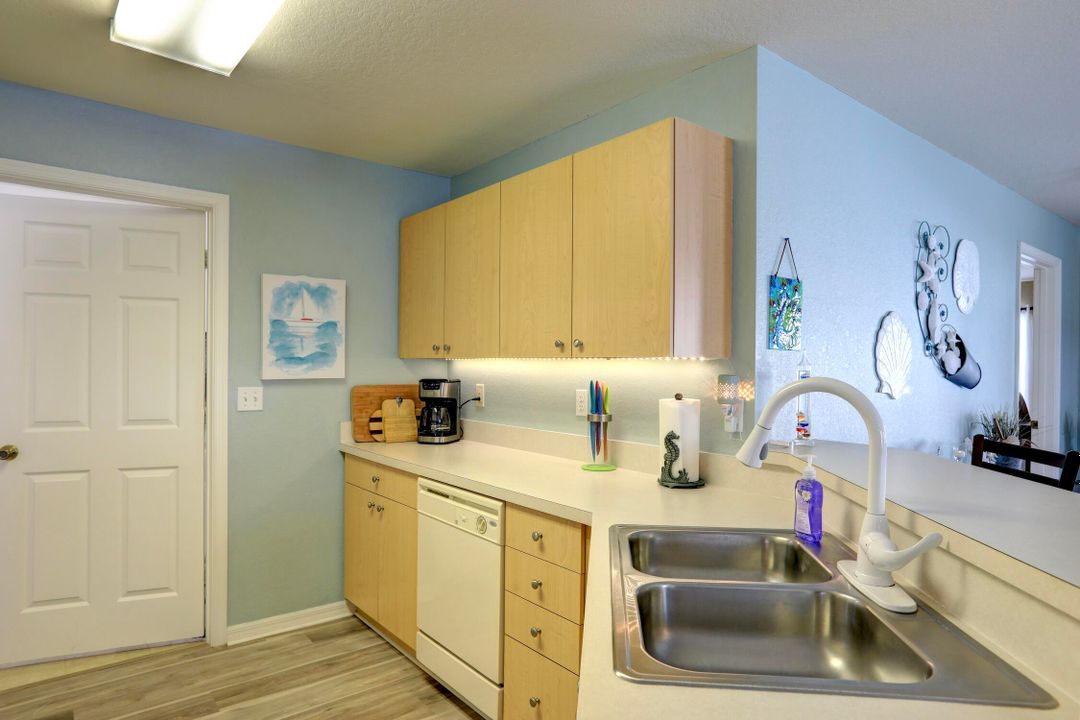 На продажу: $169,000 (2 спален, 2 ванн, 1319 Квадратных фут)