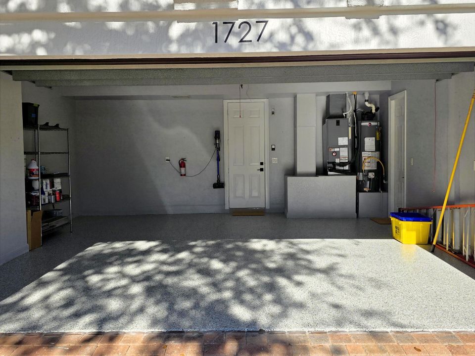 合同活跃: $1,649,500 (5 贝兹, 4 浴室, 2733 平方英尺)